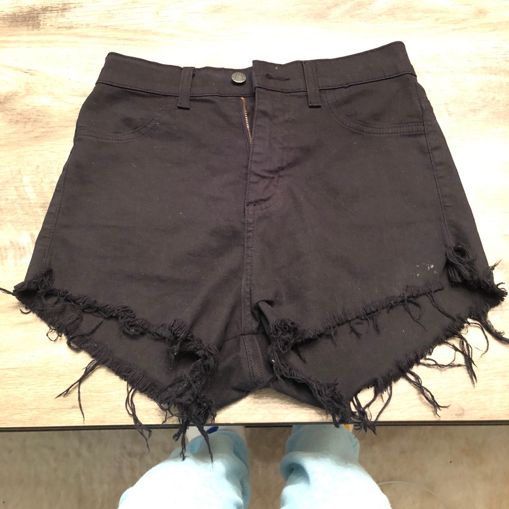 High-waisted distressed hem denim shorts - black